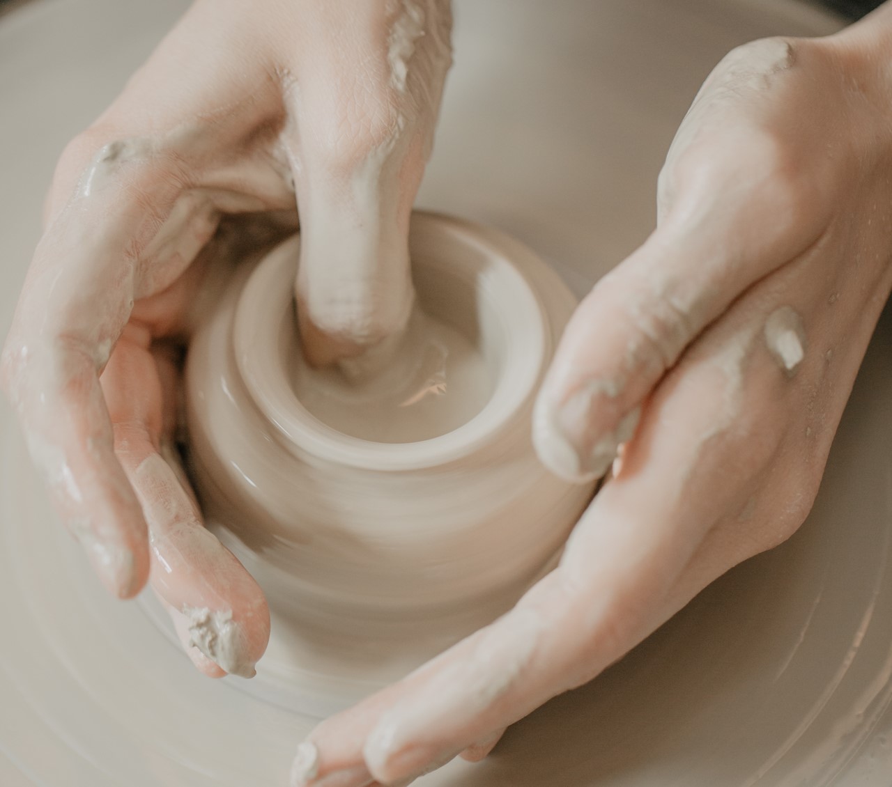 Занятие за гончарным кругом фото 5